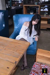 Model Qiqi Features in IESS Collection 114: A Study in Black Silk Fashion - image 42