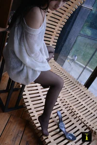 Model Qiqi Features in IESS Collection 114: A Study in Black Silk Fashion - image 27