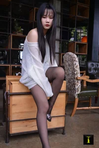 Model Qiqi Features in IESS Collection 114: A Study in Black Silk Fashion - image 33