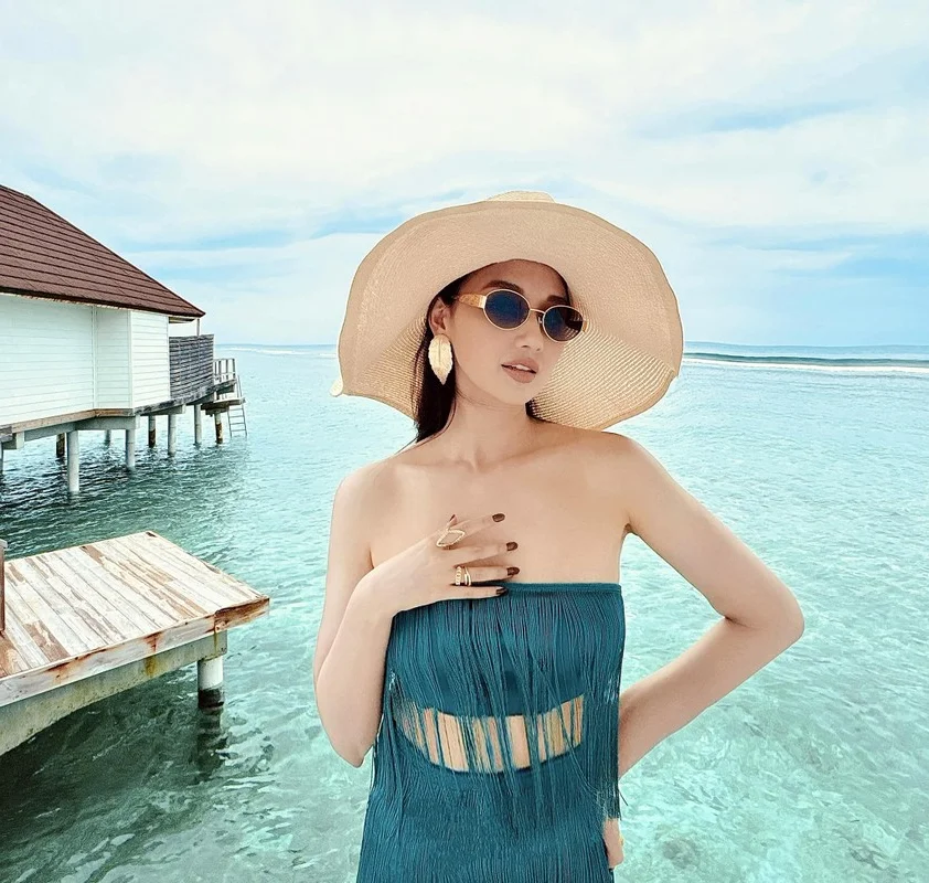 Lã Thanh Huyền Stunning Vacation Style: Exploring Elegant Sheer Dress Trends and Summer Travel Fashion Inspiration
