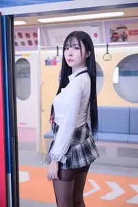 Bomi: Schoolgirl Uniform In The Subway Part01 (52P) – Elegant Beauty In The City - image 1