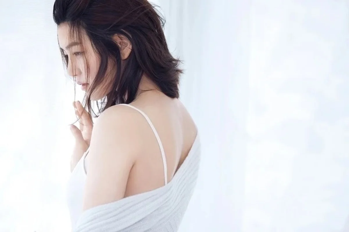 Michelle Chen Radiant with Flawless Natural Beauty and Graceful Figure