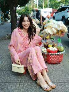 Tú Hảo radiates effortless charm while enjoying authentic local street food - image 6