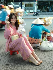 Tú Hảo radiates effortless charm while enjoying authentic local street food - image 8