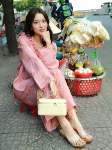 Tú Hảo radiates effortless charm while enjoying authentic local street food - image 1