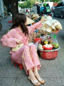 Tú Hảo radiates effortless charm while enjoying authentic local street food - image 4
