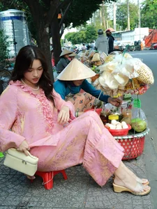 Tú Hảo radiates effortless charm while enjoying authentic local street food - image 5
