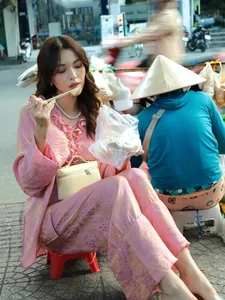 Tú Hảo radiates effortless charm while enjoying authentic local street food - image 2