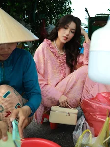 Tú Hảo radiates effortless charm while enjoying authentic local street food - image 0