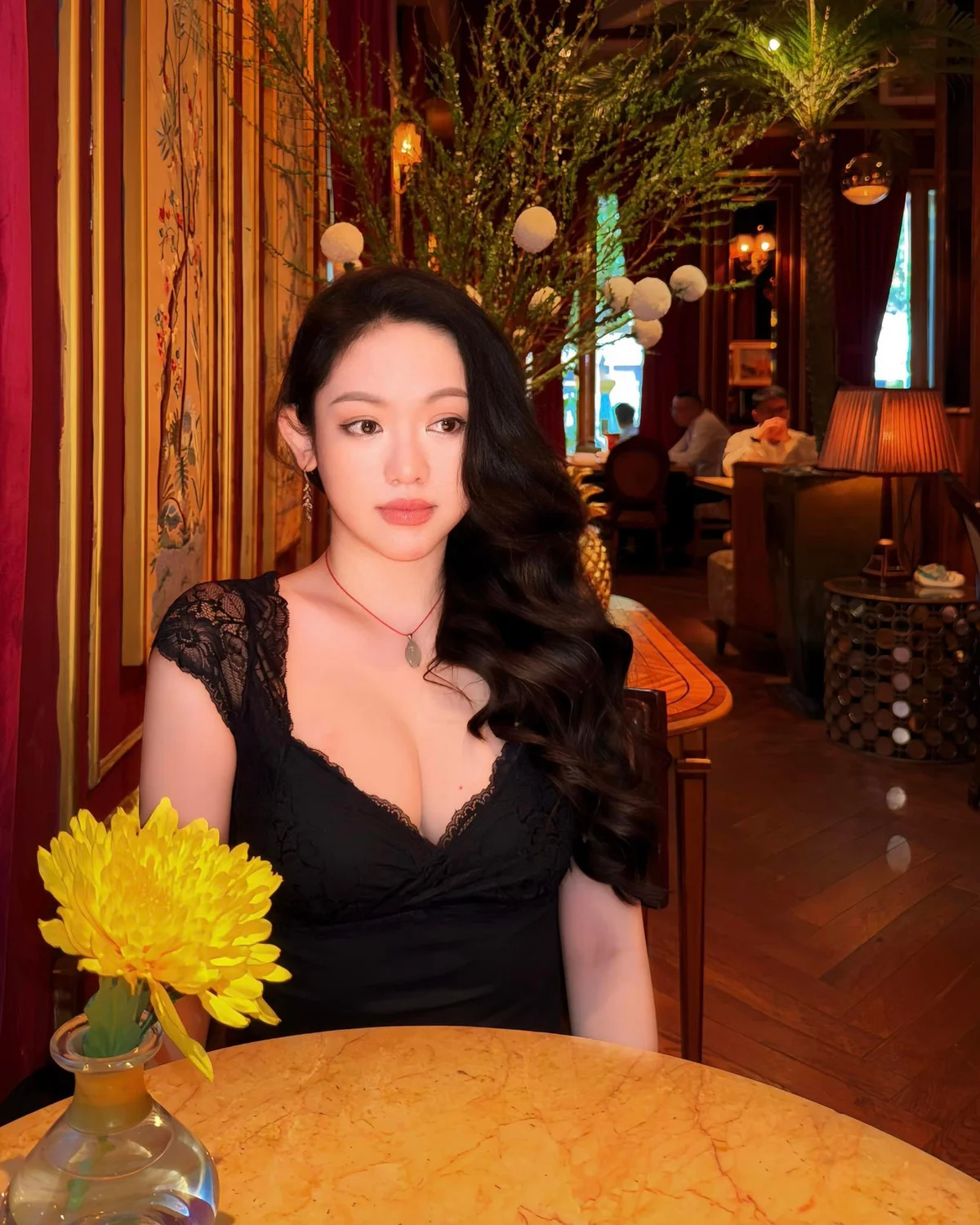 Elegant Summer Fashion Inspiration: Thúy Vi’s Stunning Style Comeback Featuring Chic Garden Outfits and Romantic Floral Aesthetics