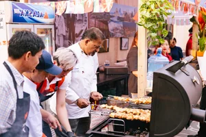 Exploring the Vibrant Atmosphere of Global Food and Beer Festivals This Season - image 3
