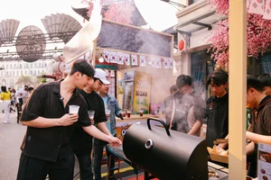 Exploring the Vibrant Atmosphere of Global Food and Beer Festivals This Season - image 1