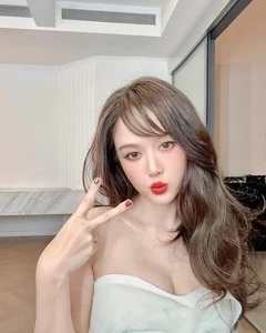Joe Chen’s Ageless Beauty at 45: A Stunning Look at the Star’s Radiant Lifestyle and Fashion - image 5