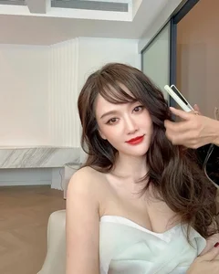 Joe Chen’s Ageless Beauty at 45: A Stunning Look at the Star’s Radiant Lifestyle and Fashion - image 4