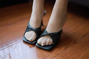 IESS Meizi Denim Style Gallery - Casual Fashion and Artistic Detail - image 6