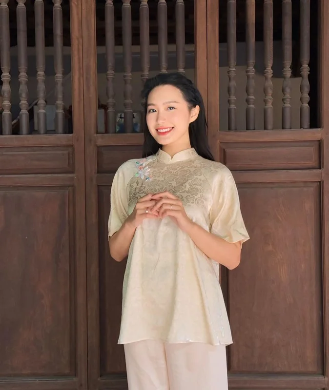 Doan Hai My Radiates Elegance in Traditional Ao Dai During New Year Temple Visit