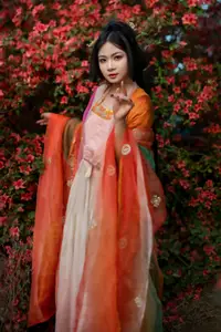 Ling Ji Chu De Mi Tuan Vol.8770 Captivating East Asian Grace Amidst Vibrant Blossoms YiTuYu - image 12