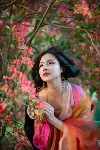 Ling Ji Chu De Mi Tuan Vol.8770 Captivating East Asian Grace Amidst Vibrant Blossoms YiTuYu - image 4