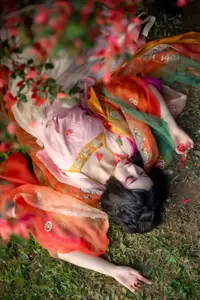 Ling Ji Chu De Mi Tuan Vol.8770 Captivating East Asian Grace Amidst Vibrant Blossoms YiTuYu - image 11