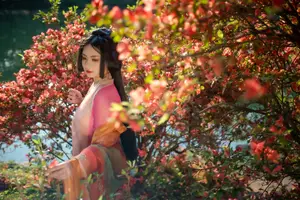 Ling Ji Chu De Mi Tuan Vol.8770 Captivating East Asian Grace Amidst Vibrant Blossoms YiTuYu - image 3