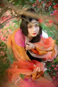 Ling Ji Chu De Mi Tuan Vol.8770 Captivating East Asian Grace Amidst Vibrant Blossoms YiTuYu - image 15