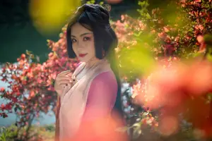 Ling Ji Chu De Mi Tuan Vol.8770 Captivating East Asian Grace Amidst Vibrant Blossoms YiTuYu - image 5