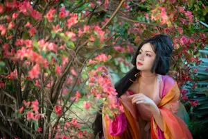 Ling Ji Chu De Mi Tuan Vol.8770 Captivating East Asian Grace Amidst Vibrant Blossoms YiTuYu - image 22