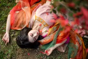 Ling Ji Chu De Mi Tuan Vol.8770 Captivating East Asian Grace Amidst Vibrant Blossoms YiTuYu - image 17