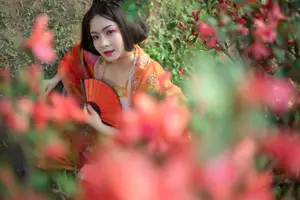 Ling Ji Chu De Mi Tuan Vol.8770 Captivating East Asian Grace Amidst Vibrant Blossoms YiTuYu - image 6