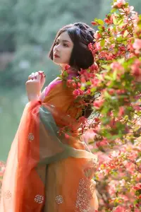 Ling Ji Chu De Mi Tuan Vol.8770 Captivating East Asian Grace Amidst Vibrant Blossoms YiTuYu - image 8