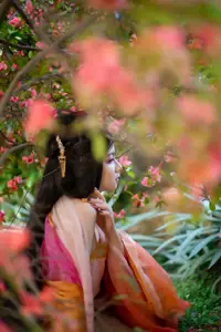 Ling Ji Chu De Mi Tuan Vol.8770 Captivating East Asian Grace Amidst Vibrant Blossoms YiTuYu - image 9