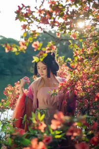 Ling Ji Chu De Mi Tuan Vol.8770 Captivating East Asian Grace Amidst Vibrant Blossoms YiTuYu - image 2