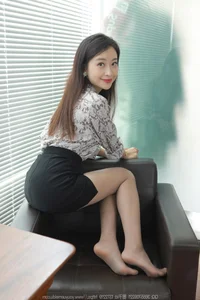 Xiao Jie in Python Print Shirt - IESS Fashion Model Gallery - image 4