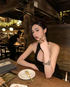 Stunning Portraits of Yuan Sayuki: A Blend of Elegance and Modern Charm - image 34