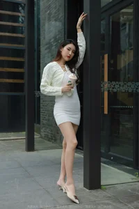 IESS Xiao Bao White Hip-Hugging Skirt Minimalist Fashion Set - image 4