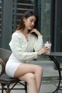 IESS Xiao Bao White Hip-Hugging Skirt Minimalist Fashion Set - image 57