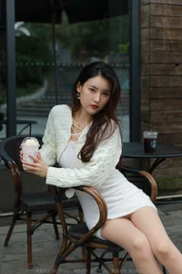 IESS Xiao Bao White Hip-Hugging Skirt Minimalist Fashion Set - image 21