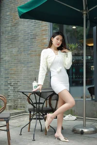 IESS Xiao Bao White Hip-Hugging Skirt Minimalist Fashion Set - image 12