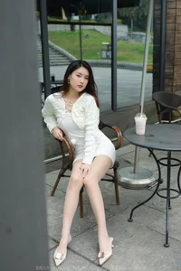 IESS Xiao Bao White Hip-Hugging Skirt Minimalist Fashion Set - image 17