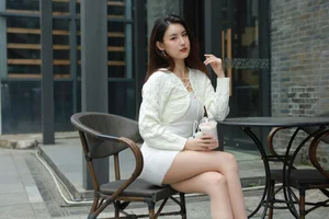 IESS Xiao Bao White Hip-Hugging Skirt Minimalist Fashion Set - image 16