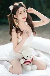 YiTuYu Vol.8613: Yi Bao's Charming Outdoor Relaxation with a Teddy Bear - image 6