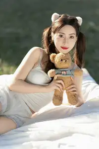 YiTuYu Vol.8613: Yi Bao's Charming Outdoor Relaxation with a Teddy Bear - image 2