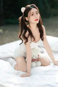 YiTuYu Vol.8613: Yi Bao's Charming Outdoor Relaxation with a Teddy Bear - image 11