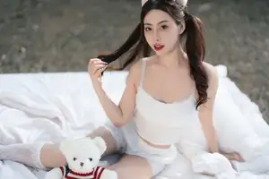 YiTuYu Vol.8613: Yi Bao's Charming Outdoor Relaxation with a Teddy Bear - image 9
