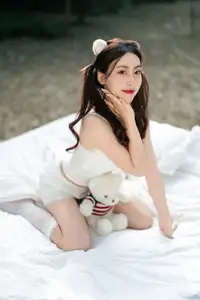 YiTuYu Vol.8613: Yi Bao's Charming Outdoor Relaxation with a Teddy Bear - image 20