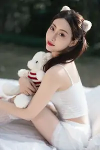 YiTuYu Vol.8613: Yi Bao's Charming Outdoor Relaxation with a Teddy Bear - image 4