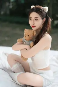 YiTuYu Vol.8613: Yi Bao's Charming Outdoor Relaxation with a Teddy Bear - image 18