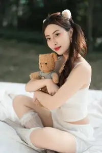 YiTuYu Vol.8613: Yi Bao's Charming Outdoor Relaxation with a Teddy Bear - image 17