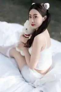 YiTuYu Vol.8613: Yi Bao's Charming Outdoor Relaxation with a Teddy Bear - image 15