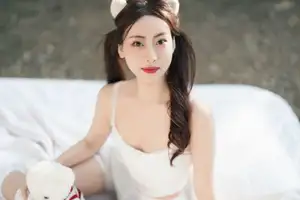 YiTuYu Vol.8613: Yi Bao's Charming Outdoor Relaxation with a Teddy Bear - image 13